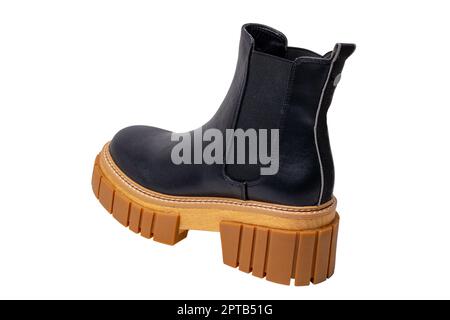 Damen Chelsea-Stiefel. Nahaufnahme eines einzelnen chelsea-Boots aus schwarzem Leder für Frauen mit hohen Absätzen auf weißem Hintergrund. Makro. Mode-Advertismus Stockfoto