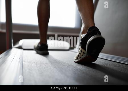 Kalorien ablassen. Nahaufnahme eines Mannes auf einem Laufband im Fitnessstudio Stockfoto