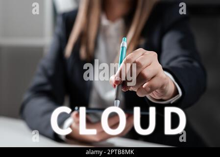 Inspiration zeigt sign Cloud, Geschäftskonzept Remote-Ausführung von Workloads über das Internet in kommerziellen Anbieter Data Woman Holding Tablet und Pointin Stockfoto