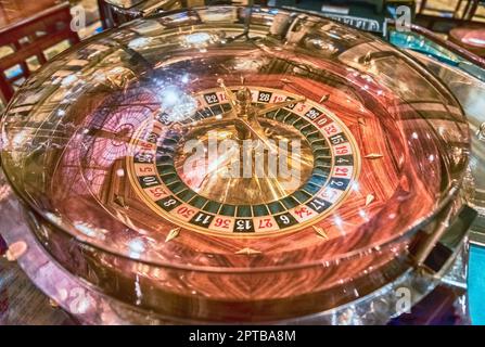 Klassisches Roulette-Rad mit selektivem Fokus für Bokeh-Effekt. Konzept für Glücksspiel und Casino Stockfoto