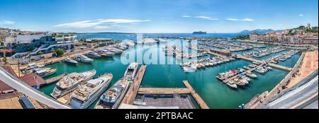 Panorama-Luftaufnahme über den alten Hafen von Cannes, Cote d'Azur, Frankreich Stockfoto