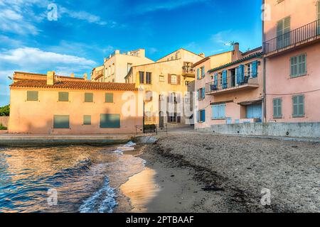 Der malerische Strand La Ponche in Saint-Tropez, Cote d'Azur, Frankreich Stockfoto