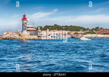 SAINT-TROPEZ, FRANKREICH - 16. AUGUST: Der ikonische Leuchtturm im Hafen von Saint-Tropez, Cote d'Azur, Frankreich, 16. August 2019. Die Schrift liest "no nee Stockfoto