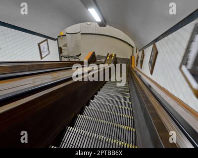 Belgien, Antwerpen - Holzeskalator im Sint-Anna-Tunnel Stockfoto