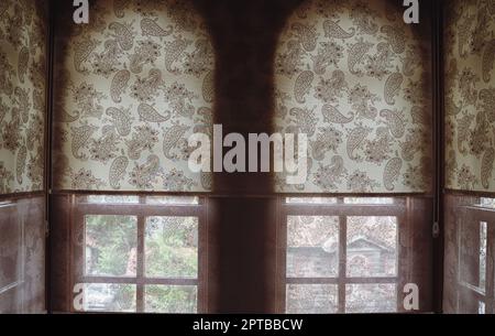Vorderansicht Nahaufnahme von transparenten Fensterläden aus Stoff, die intime Beleuchtung in einem kleinen Raum vergießen Stockfoto