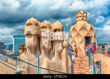 BARCELONA - AUGUST 9: Berühmte Kamine, auch bekannt als Hexenschrecke, in der modernistischen Casa Mila, auch bekannt als La Pedrera, einem berühmten Gebäude von Antoni Gaudi. Barc Stockfoto