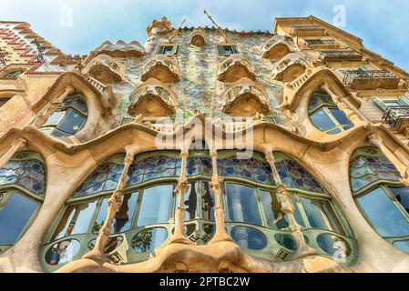 BARCELONA - AUGUST 9: Fassade des modernistischen Meisterwerks Casa Batllo, berühmtes Gebäude von Antoni Gaudi entworfen und ikonisches Wahrzeichen in Barcelona, ca. Stockfoto