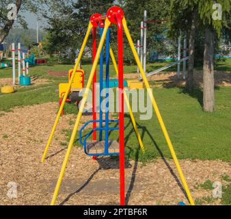 Bunte Kinderspielplatz im Stadtpark. Stockfoto
