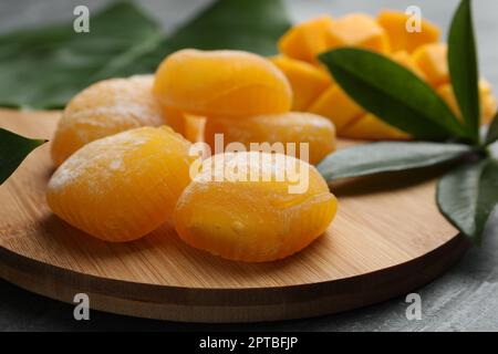 Köstlicher Mango-Mochi auf Holzbrett, Nahaufnahme Stockfoto
