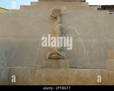 JESI, ITALIEN - 17. MAI 2022: Schöner Fischbrunnen im Freien Stockfoto