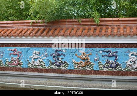 HAREN, NIEDERLANDE - 23. MAI 2022: Blick auf die neun-Drachen-Mauer im chinesischen Garten Stockfoto
