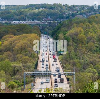 Verkehr auf der State Route 376 East, dem Parkway East mit Frick Park auf beiden Seiten in Pittsburgh, Pennsylvania, USA Stockfoto