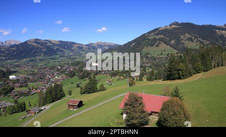 Bergdorf und Ferienort Gstaad, Schweiz. Stockfoto