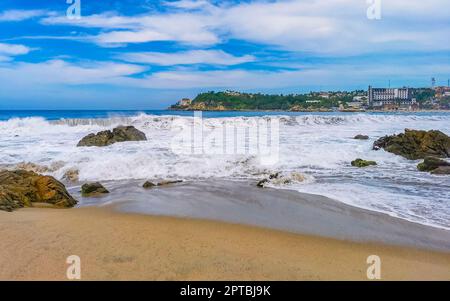 Extrem schöne riesige Surfer Wellen am Strand in Zicatela Puerto Escondido Oaxaca Mexiko. Stockfoto