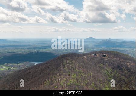 Blick auf ein Haus auf einem Hügel vom Gipfel des Mount Yonah Stockfoto