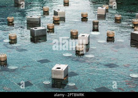 Der Springbrunnen wurde für die kalte Jahreszeit abgeschaltet. Blick auf den Unterwasserteil des abgeschalteten modernen Brunnens. Stockfoto