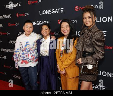 Las Vegas, NV, USA. 27. April 2023. Sabrina Wu, Stephanie Hsu, Sherry Cola, Ashley Park bei der Ankunft für Lionsgate's JOY RIDE Premiere in CinemaCon, Caesars Palace, Las Vegas, NV, 27. April 2023. Kredit: JA/Everett Collection/Alamy Live News Stockfoto