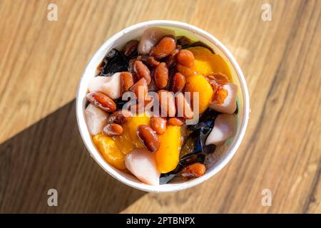 Blick von oben auf die berühmte Taroballschüssel aus Taiwan Stockfoto