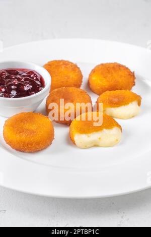 Frittierte Camembert-Nuggets mit Cranberry-Sauce Stockfoto