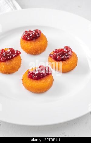Frittierte Camembert-Nuggets mit Cranberry-Sauce Stockfoto