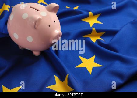 Rosa Sparschwein auf EU-Flagge Stockfoto
