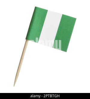 Kleine Papierflagge Nigerias, isoliert auf weiß Stockfoto