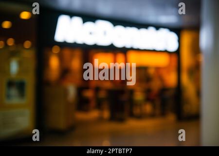 WARSCHAU, POLEN - 05. AUGUST 2022: Verschwommener Blick auf den Eingang des McDonald's Restaurants im Haus Stockfoto