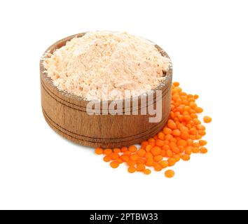 Linsenmehl in Holzschüssel und weiß isolierte Samen Stockfoto