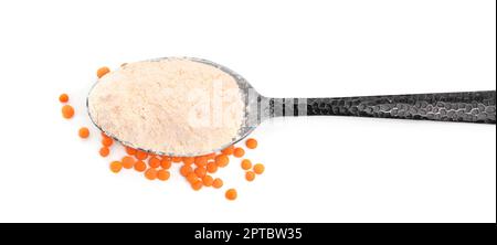 Löffel Linsenmehl und Körner auf weißem Hintergrund, Draufsicht Stockfoto