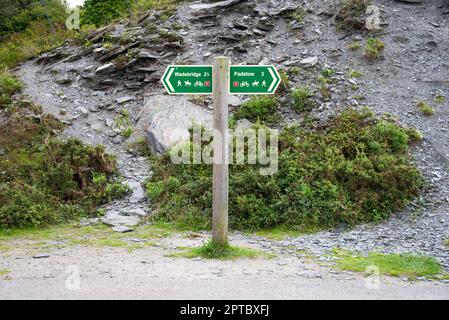 Wegweiser auf dem Camel Trail am Fluss Camel zwischen Wadebridge und Padstow im Norden von Cornwall. Stockfoto