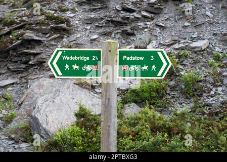 Wegweiser auf dem Camel Trail am Fluss Camel zwischen Wadebridge und Padstow im Norden von Cornwall. Stockfoto