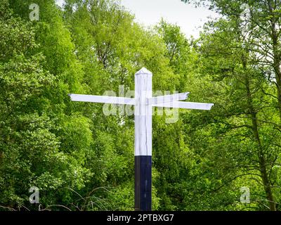 Leeres Holzschild zeigt in drei Richtungen. Bild von einem Foto, das an der Kreuzung von Autherley aufgenommen wurde, wo der Shropshire Union Canal auf die St trifft Stockfoto