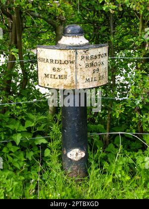 Gusseiserner Wegweiser auf dem Trent und Mersey Kanal in der Nähe von Stoke-on-Trent in England, der die Entfernung nach Shardlow und Preston Brook zeigt. Stockfoto