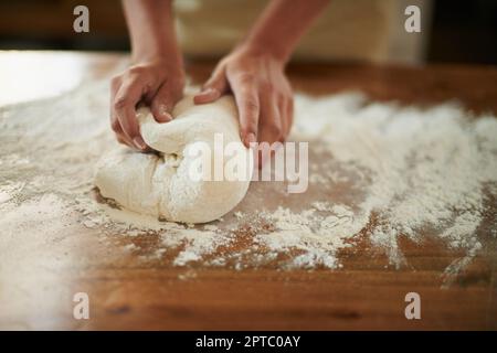 Hausgemacht ist am besten. Eine Bäckerin, die Teig für hausgemachtes Brot knete Stockfoto