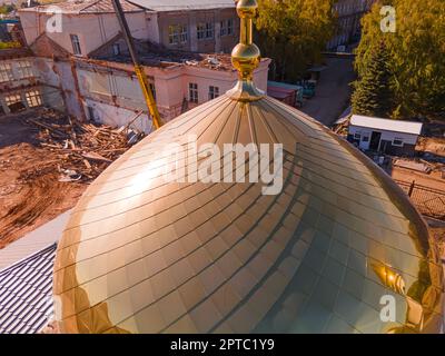 Halbmond an der Spitze der Kuppel, Bau einer neuen Moschee. Muslimische goldene Kuppel mit einem Halbmond auf der Moschee. Minarett. Arabischer Tag. Islamisches sy Stockfoto