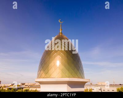 Eine muslimische goldene Kuppel mit einem Halbmond auf der Moschee. Minarett gegen den Himmel. Arabischer Tag. Islamische Symbole der Religion. Glaube an Allah. Halbmond Stockfoto