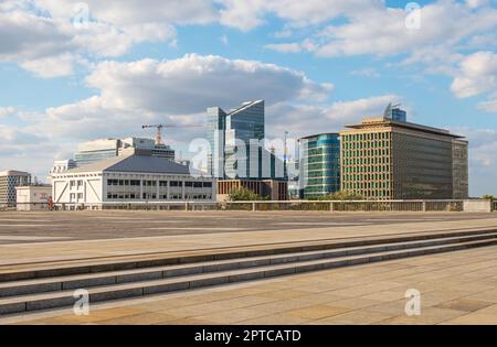 Moderne Wolkenkratzer, Geschäftsgebäude mit reflektierender Oberfläche des Stadtbildes in Brüssel Stockfoto