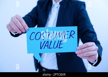 Text Presentext Costumer Value, Word geschrieben auf Schutz eines Computersystems vor unbefugtem Zugriff Geschäftsfrau, mit der eine Sprechblase gehalten wird Stockfoto