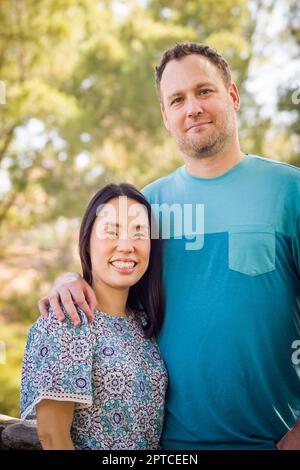 Außenporträt eines chinesisch-kaukasischen Paares. Stockfoto