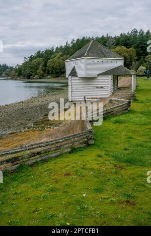 Blick auf das Blockhaus mit einem Zickzack-Gleiszaun im English Camp, einem National Historical Park auf San Juan Island auf den San Juan Islands in Wa Stockfoto