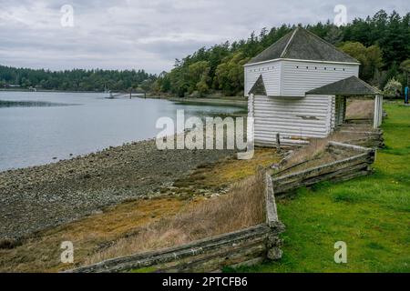 Blick auf das Blockhaus mit einem Zickzack-Gleiszaun im English Camp, einem National Historical Park auf San Juan Island auf den San Juan Islands in Wa Stockfoto
