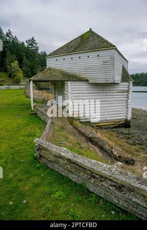 Blick auf das Blockhaus mit einem Zickzack-Gleiszaun im English Camp, einem National Historical Park auf San Juan Island auf den San Juan Islands in Wa Stockfoto