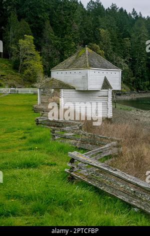 Blick auf das Blockhaus mit einem Zickzack-Gleiszaun im English Camp, einem National Historical Park auf San Juan Island auf den San Juan Islands in Wa Stockfoto