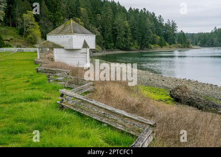 Blick auf das Blockhaus mit einem Zickzack-Gleiszaun im English Camp, einem National Historical Park auf San Juan Island auf den San Juan Islands in Wa Stockfoto
