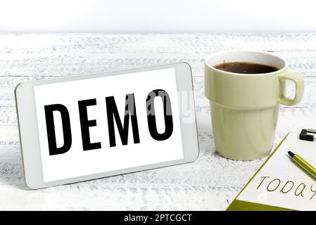 Schreiben Anzeigetext Demo, Wort auf Examlification Ausdruck zeigt visuelle Kommunikation Reflexion Telefon mit wichtiger Nachricht ein Stockfoto