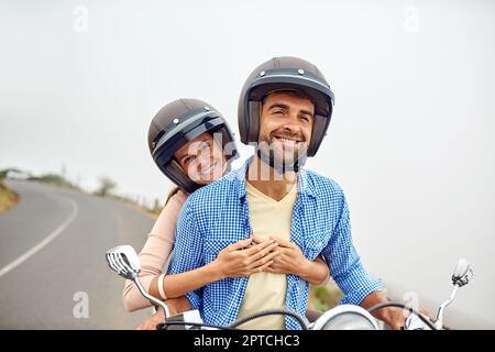 Hier ist noch einer, der von unserer Wunschliste abhakt. Ein abenteuerlustiges Paar auf einer Motorradtour Stockfoto