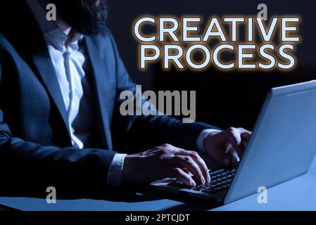 Handgeschriebenes Schild Kreativer Prozess, Geschäftsansatz, der Ideen in etwas wertvolles kreatives verbindet Geschäftsmann, der wichtige Informationen eingibt Stockfoto