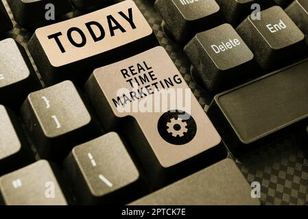 Schild mit Echtzeitmarketing, konzeptueller Geschäftsstrategie für Fotos, die sich auf aktuelle Trends und Kundenfeedback konzentriert Stockfoto