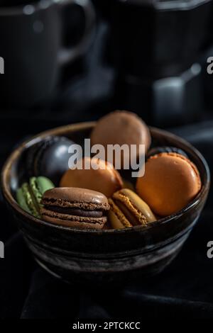 Farbenfrohes, süßes Makronen-Dessert in einer Schüssel. Stockfoto