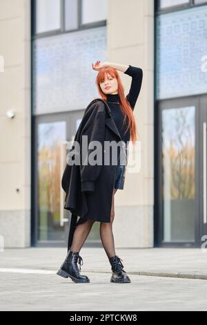 Porträt einer rothaarigen Frau im Straßenstil in voller Länge Stockfoto